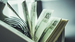 Złoty w piątek wieczorem tracił wobec dolara