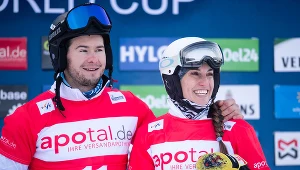 Aleksandra Król i Oskar Kwiatkowski po zajęciu trzeciego miejsca w zawodach drużynowych snowboardowego Pucharu Świata