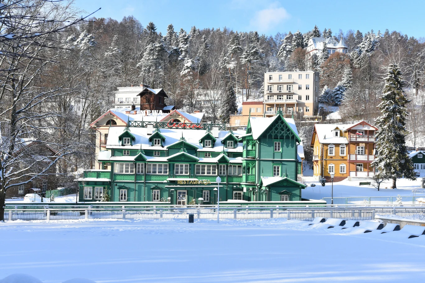 Krynica-Zdrój to jedno z najpiękniejszych i najsłynniejszych w Polsce miast-uzdrowisk Krynica-Zdrój to jedno z najpiękniejszych i najsłynniejszych w Polsce miast-uzdrowisk