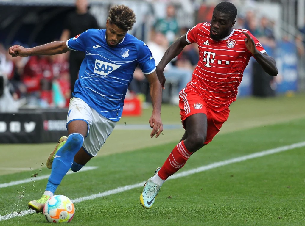 Francuski pojedynek w Bundeslidze: Georginio Rutter kontra obrońca Dayot Upamecano w meczu TSG 1899 Hoffenheim - Bayern Monachiium Francuski pojedynek w Bundeslidze: Georginio Rutter kontra obrońca Dayot Upamecano w meczu TSG 1899 Hoffenheim - Bayern Monachiium