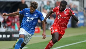Francuski pojedynek w Bundeslidze: Georginio Rutter kontra obrońca Dayot Upamecano w meczu TSG 1899 Hoffenheim  - Bayern Monachiium