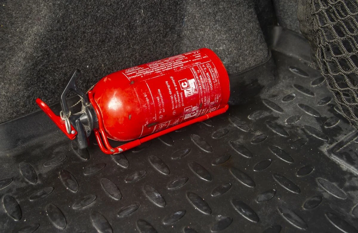 Brak gaśnicy może zakończyć się mandatem w wysokości od 20 do 500 zł. Policjant nie wyciągnie jednak konsekwencji, jeśli upłynął termin przydatności do użycia. Brak gaśnicy może zakończyć się mandatem w wysokości od 20 do 500 zł. Policjant nie wyciągnie jednak konsekwencji, jeśli upłynął termin przydatności do użycia.