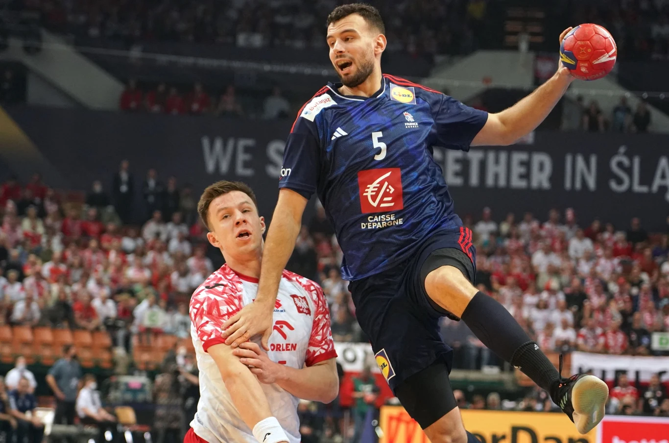 Dwaj koledzy z Kielc zagrali przeciwko sobie: Michał Olejniczak i Nedim Remili. Polak mógł doznać groźnej kontuzji