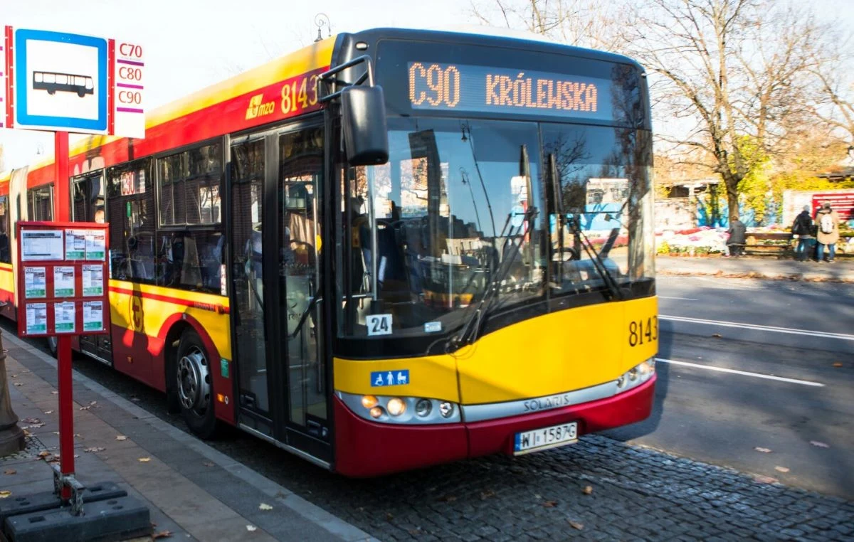 Znak P-17 wyznaczany jest na jezdni w miejscu przystanku autobusowego, trolejbusowego lub tramwajowego.