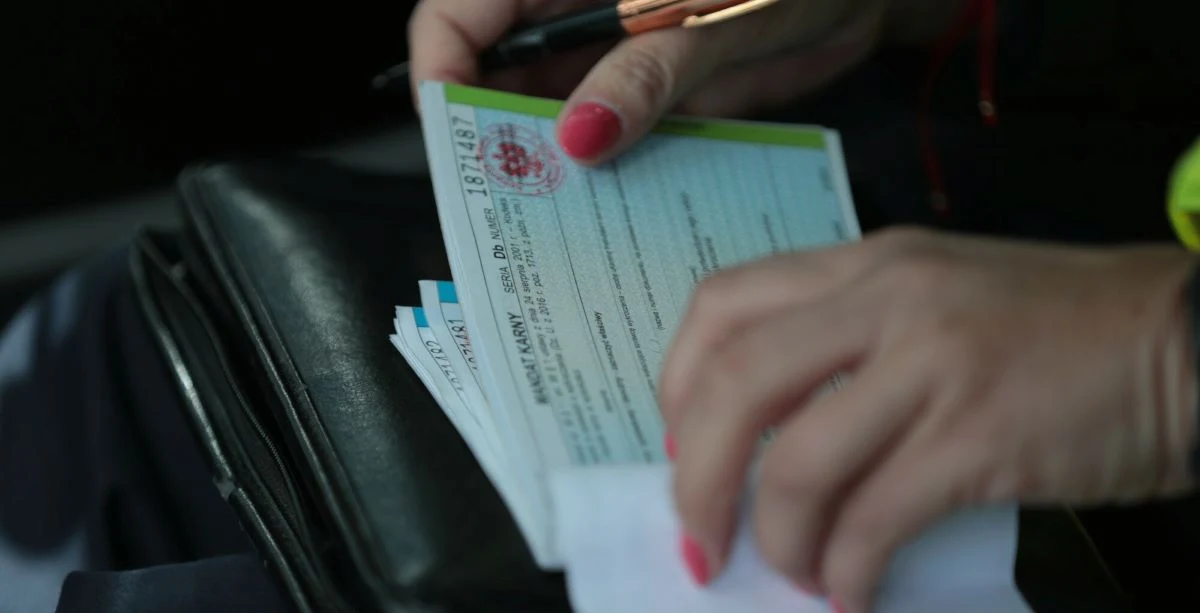 Kierowca, który utrudni lub uniemożliwi autobusowi włączenie się do ruchu, musi liczyć się z mandatem w wysokości od 50 do nawet 3 tys. złotych.