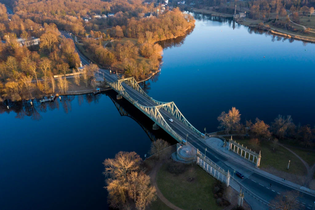 Most łączący Poczdam i Berlin Most łączący Poczdam i Berlin