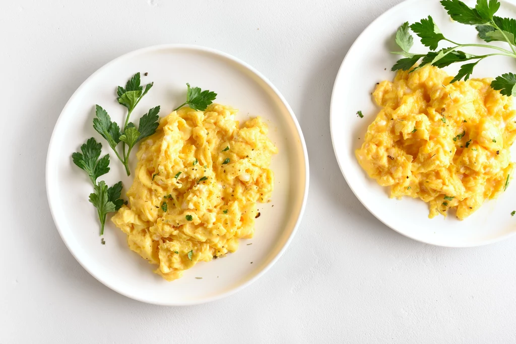 Jak przyrządzić smakowitą jajecznicę bez tłuszczu?