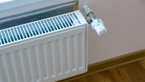 Tak zaoszczędzisz na ogrzewaniu. Wystarczy, że włożysz to za kaloryfer