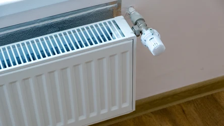 Tak zaoszczędzisz na ogrzewaniu. Wystarczy, że włożysz to za kaloryfer