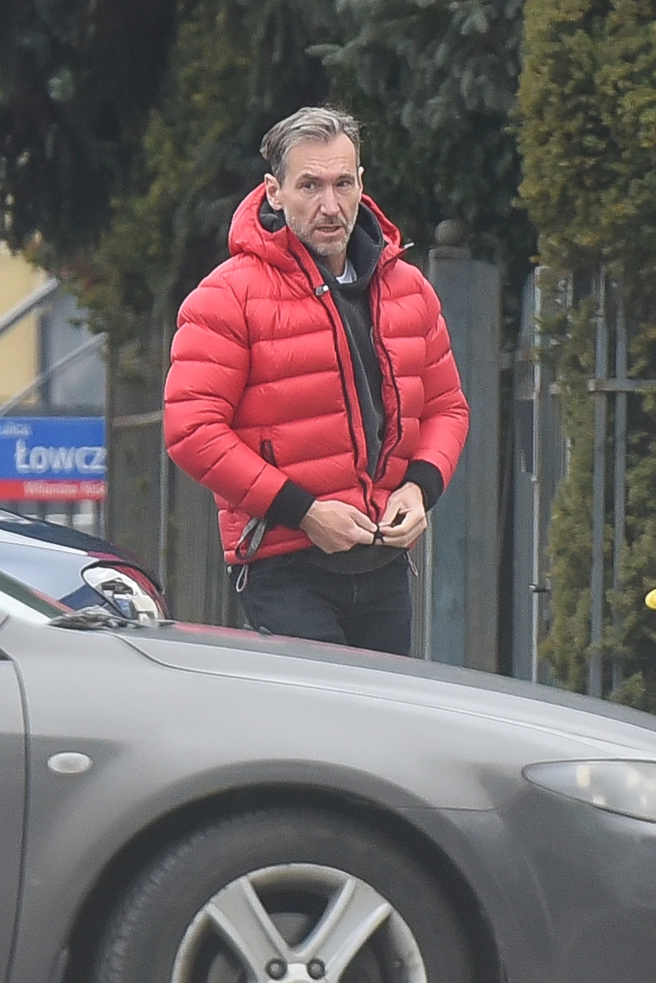 Było widać, że prezenter nie ma zbyt wiele czasu, bo na ulicy kończył ubieranie Było widać, że prezenter nie ma zbyt wiele czasu, bo na ulicy kończył ubieranie