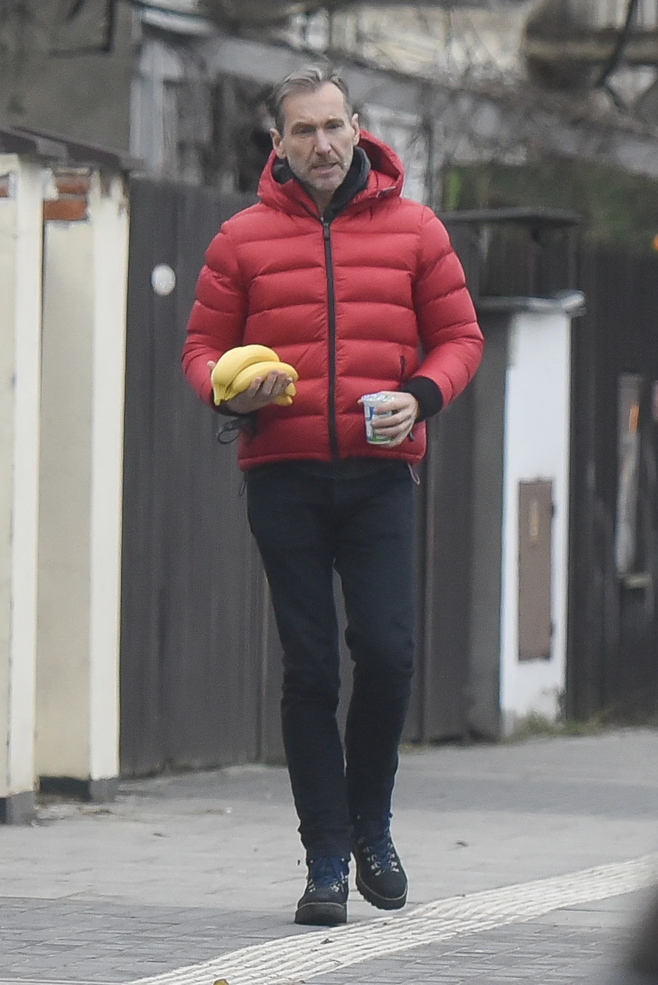 Prezenter TVN wybrał dla siebie dorodne banany i jogurt Prezenter TVN wybrał dla siebie dorodne banany i jogurt