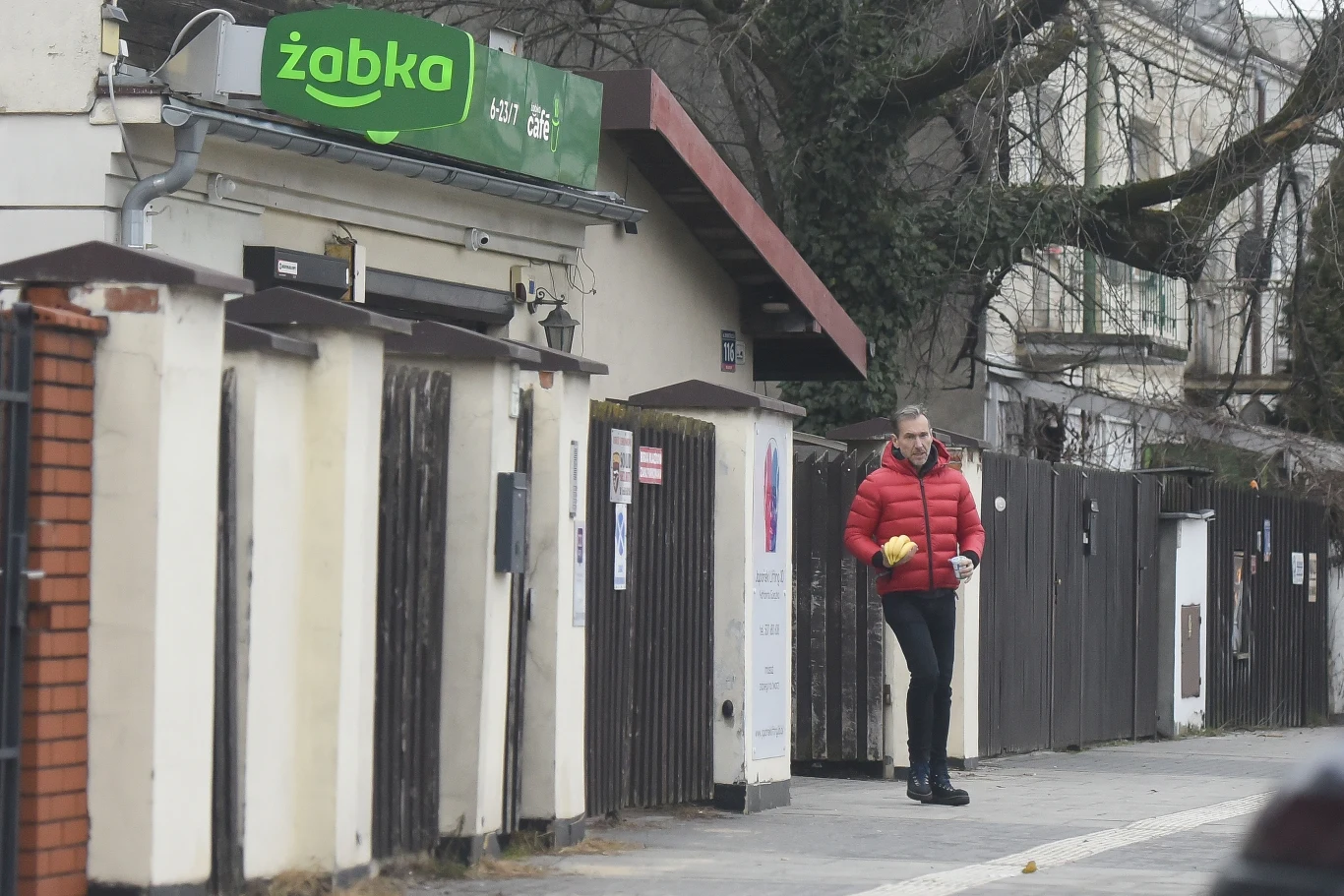 Parę minut później wyszedł obładowany produktami Parę minut później wyszedł obładowany produktami