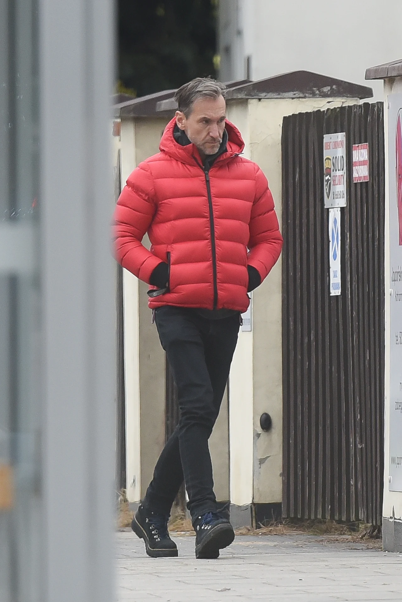 Piotr Kraśko dziarskim krokiem udał się w kierunku pobliskiego sklepu Piotr Kraśko dziarskim krokiem udał się w kierunku pobliskiego sklepu