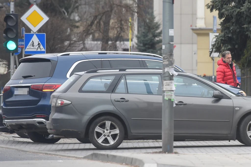 Piotr Kraśko w pośpiechu opuścił dom o poranku Piotr Kraśko w pośpiechu opuścił dom o poranku