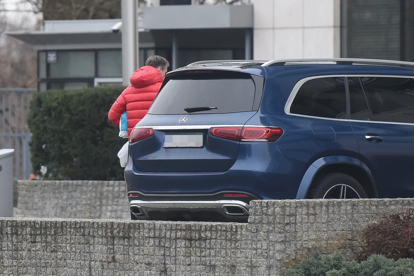 Zaraz po szybkich zakupach Piotr Kraśko przyjechał przed siedzibę TVN Zaraz po szybkich zakupach Piotr Kraśko przyjechał przed siedzibę TVN