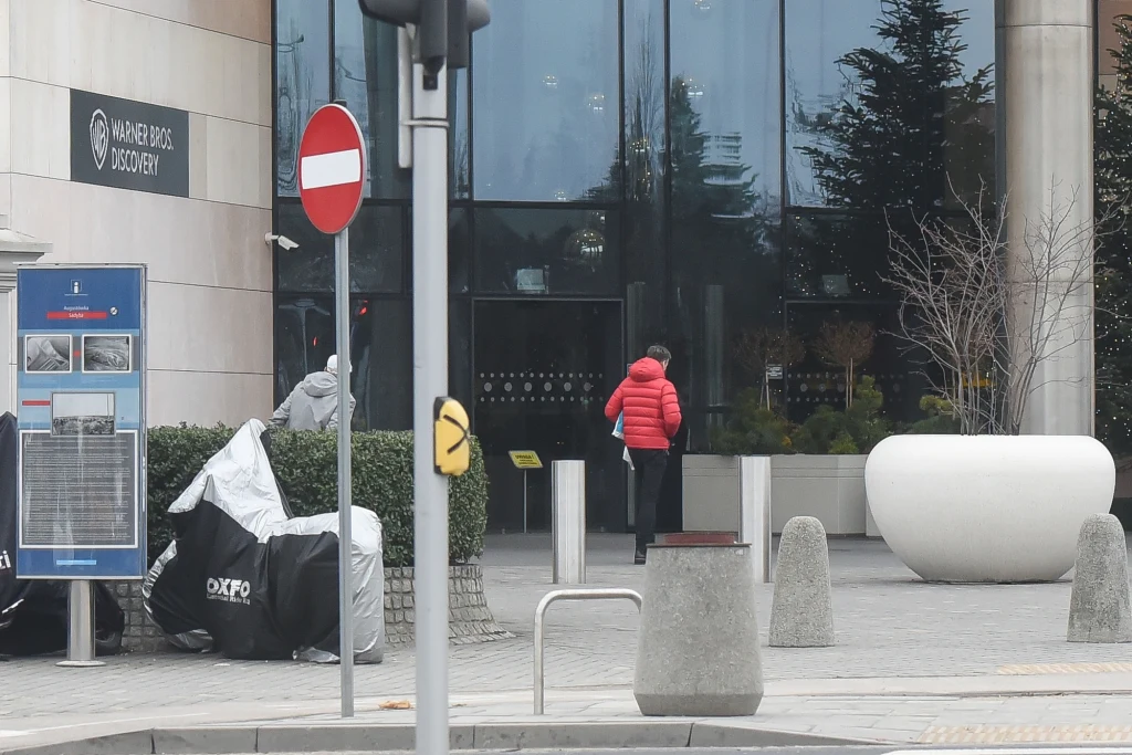 Chwilę później Piotr Kraśko zniknął za szklanymi drzwiami Chwilę później Piotr Kraśko zniknął za szklanymi drzwiami