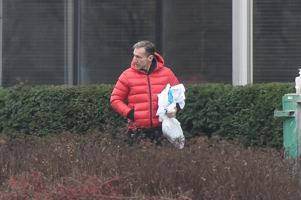 Z torbą zakupów wszedł do budynku telewizji Z torbą zakupów wszedł do budynku telewizji