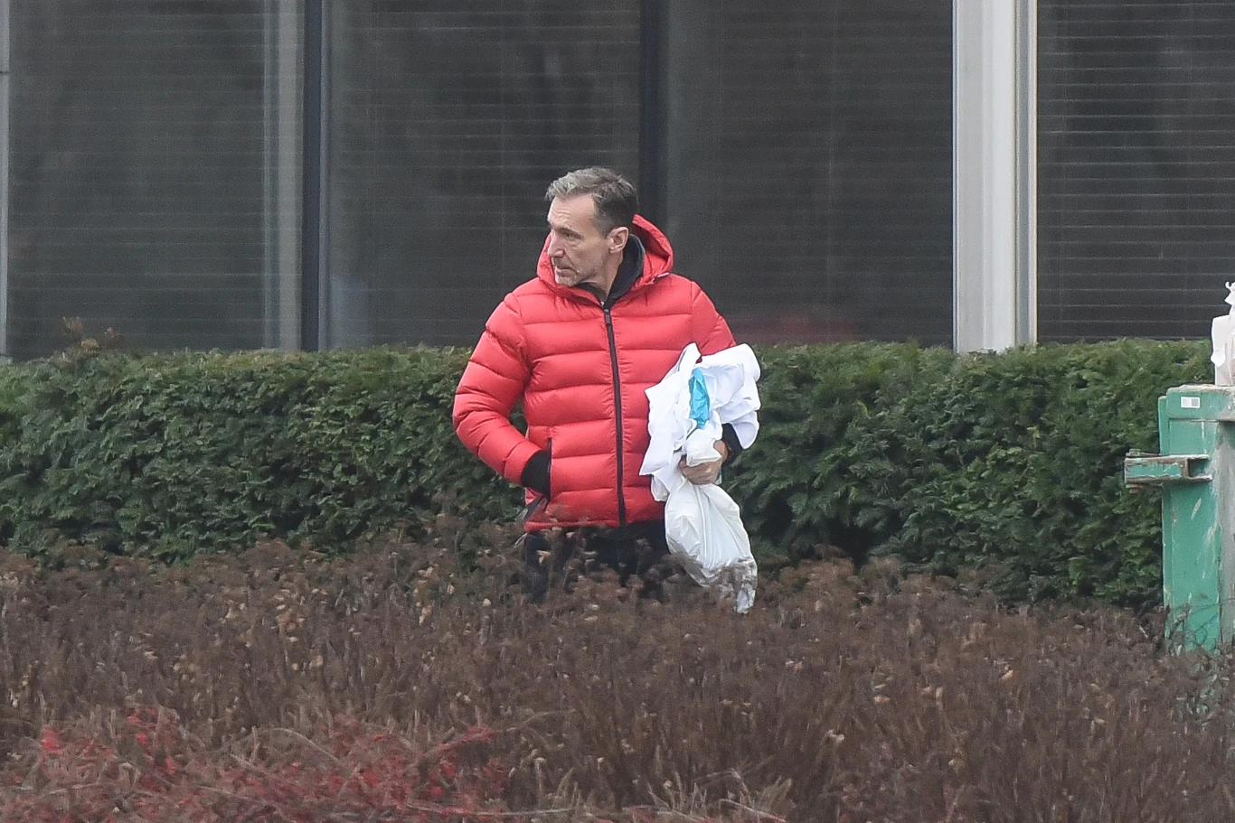 Z torbą zakupów wszedł do budynku telewizji Z torbą zakupów wszedł do budynku telewizji