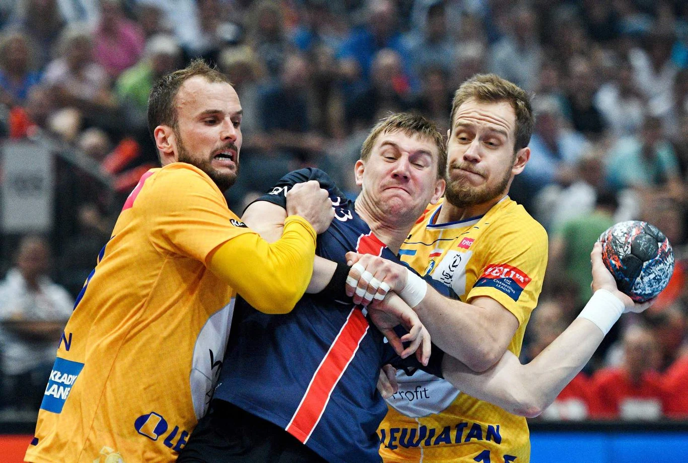 Uros Zorman jeszcze w barwach Vive Kielce, razem z Mateuszem Jachlewskim powstrzymują rywala z PSG Uros Zorman jeszcze w barwach Vive Kielce, razem z Mateuszem Jachlewskim powstrzymują rywala z PSG