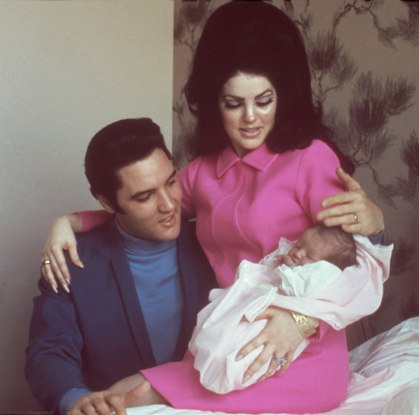 Elvis i Priscilla Presleyowie z czterodniową Lisą Marie w 1968 roku