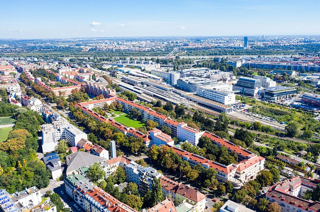 Widok na Karl-Marx-Hof. Choć w pierwszej chwili w oczy rzuca się fragment budynku w centralnej częsci zdjęcia, to patrząc również na drugą część w lewym górnym rogu widać niesamowitą długość budynku