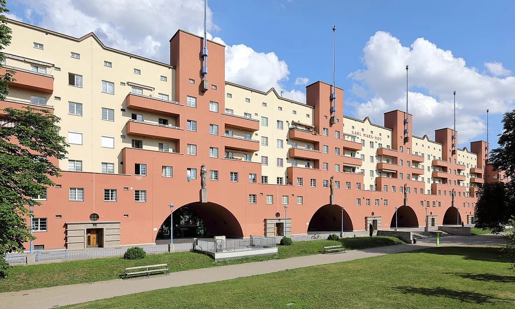 Mocno cofnięte skrzydło środkowe z sześcioma monumentalnymi wieżami zabytkowego zespołu mieszkalnego Karl-Marx-Hof