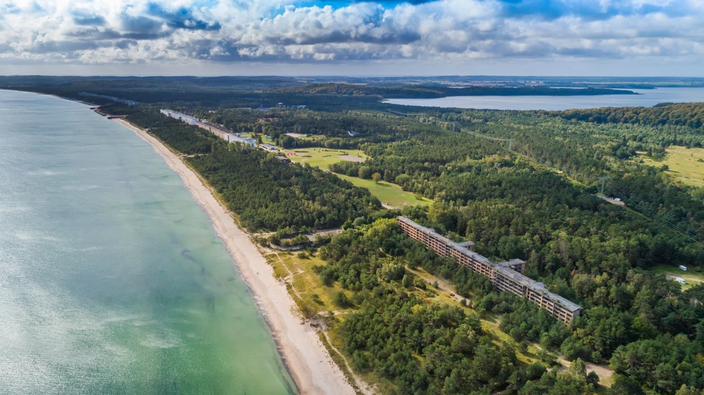 Prora w całej 4,5-kilometrowej okazałości. Na pierwszym planie ruiny, dalej przerwa o długości ok. 500 metrów i użytkowana część o długości ok. 3 kilometrów