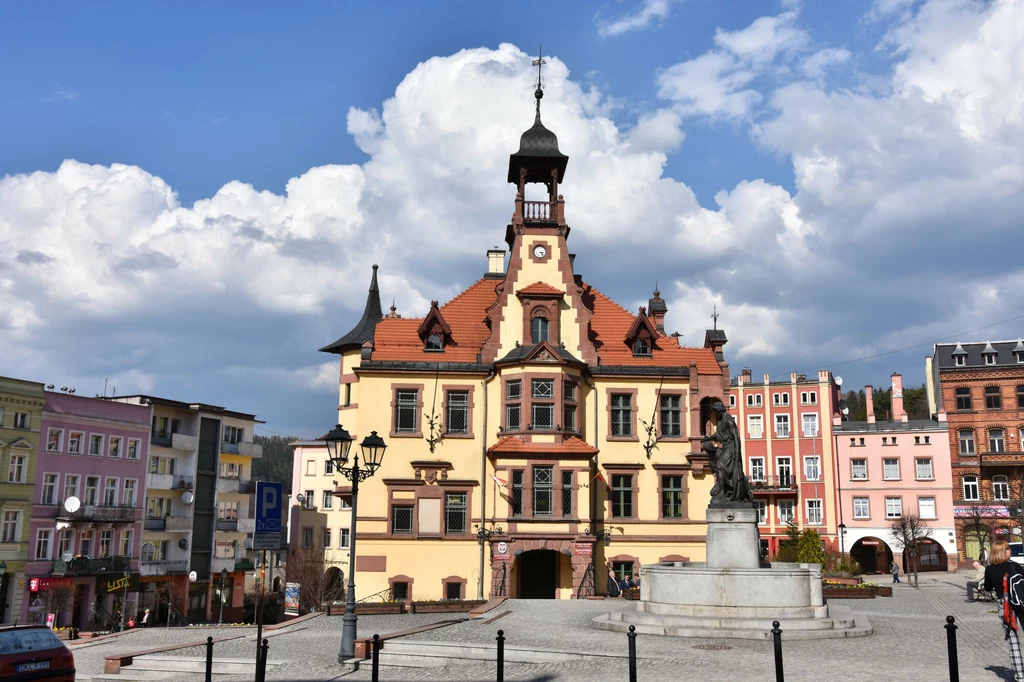 Rynek w Nowej Rudzie zachwyca zabytkowym ratuszem 