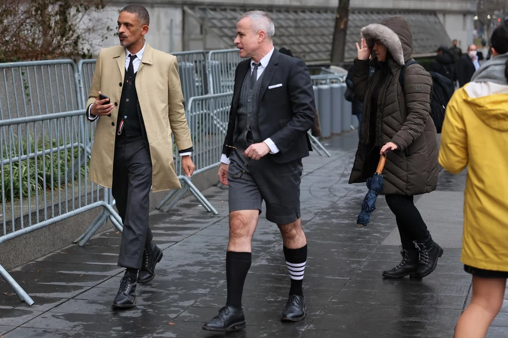 Projektant mody Thom Browne przed budynkiem sądu federalnego na Manhattanie