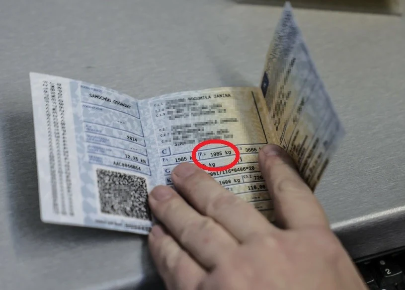 Rubryka F.2 w dowodzie rejestracyjnym określa DMC pojazdu - od tego zależy, czy możemy parkować na chodniku Rubryka F.2 w dowodzie rejestracyjnym określa DMC pojazdu - od tego zależy, czy możemy parkować na chodniku