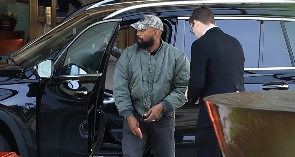 Kanye West z obrączką na palcu Kanye West z obrączką na palcu