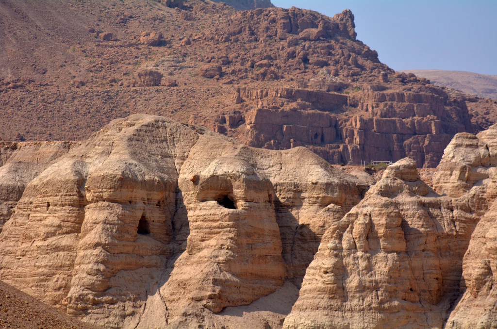 Jaskinie w Qumran, w których zostały odkryte drogocenne zwoje zawierające m.in. Apokalipsę Mojżesza 