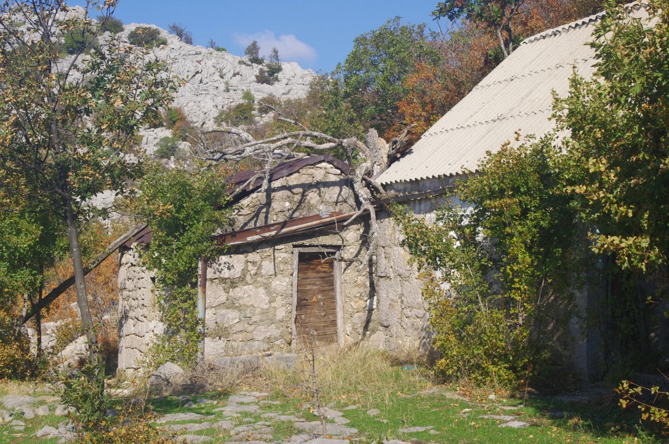 Opuszczony dom na szlaku Opuszczony dom na szlaku