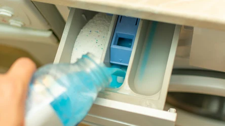 Na praniu można zaoszczędzić, jeśli zastosujemy kilka trików, o których mało kto wie. 