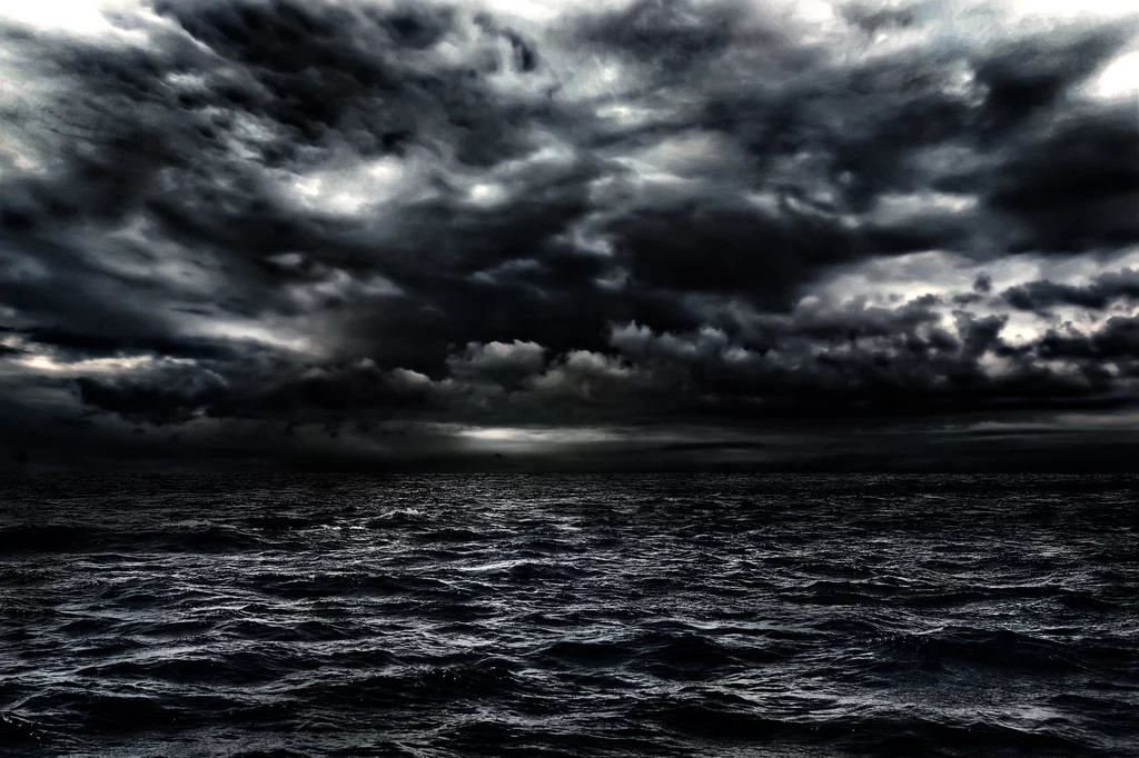 W ciągu kilkunastu minut na stosunkowo spokojnym morzu rozszalała się piekielna burza / zdjęcie ilustracyjne