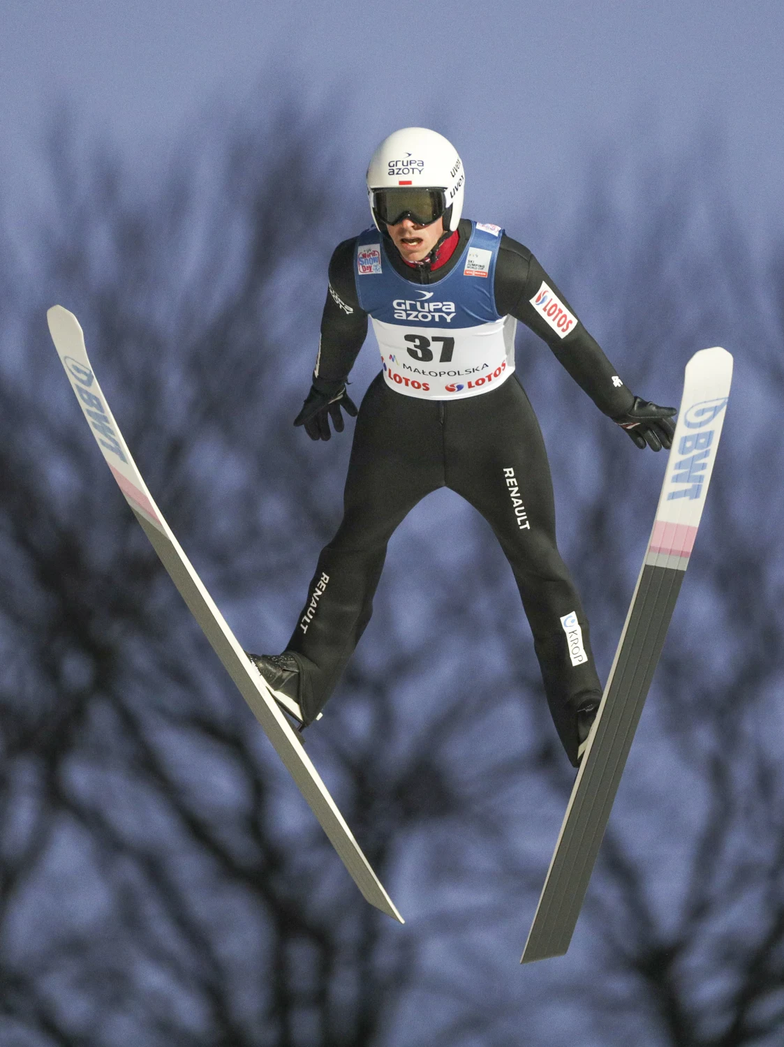 Piotr Żyła w czasie skoku. Zawody w Zakopanem 2020 Piotr Żyła w czasie skoku. Zawody w Zakopanem 2020