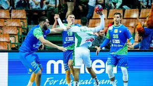 Stas Jovicić(w środku) doznał poważnej kontuzji w meczu z Arabią Saudyjską i nie zagra z Polską