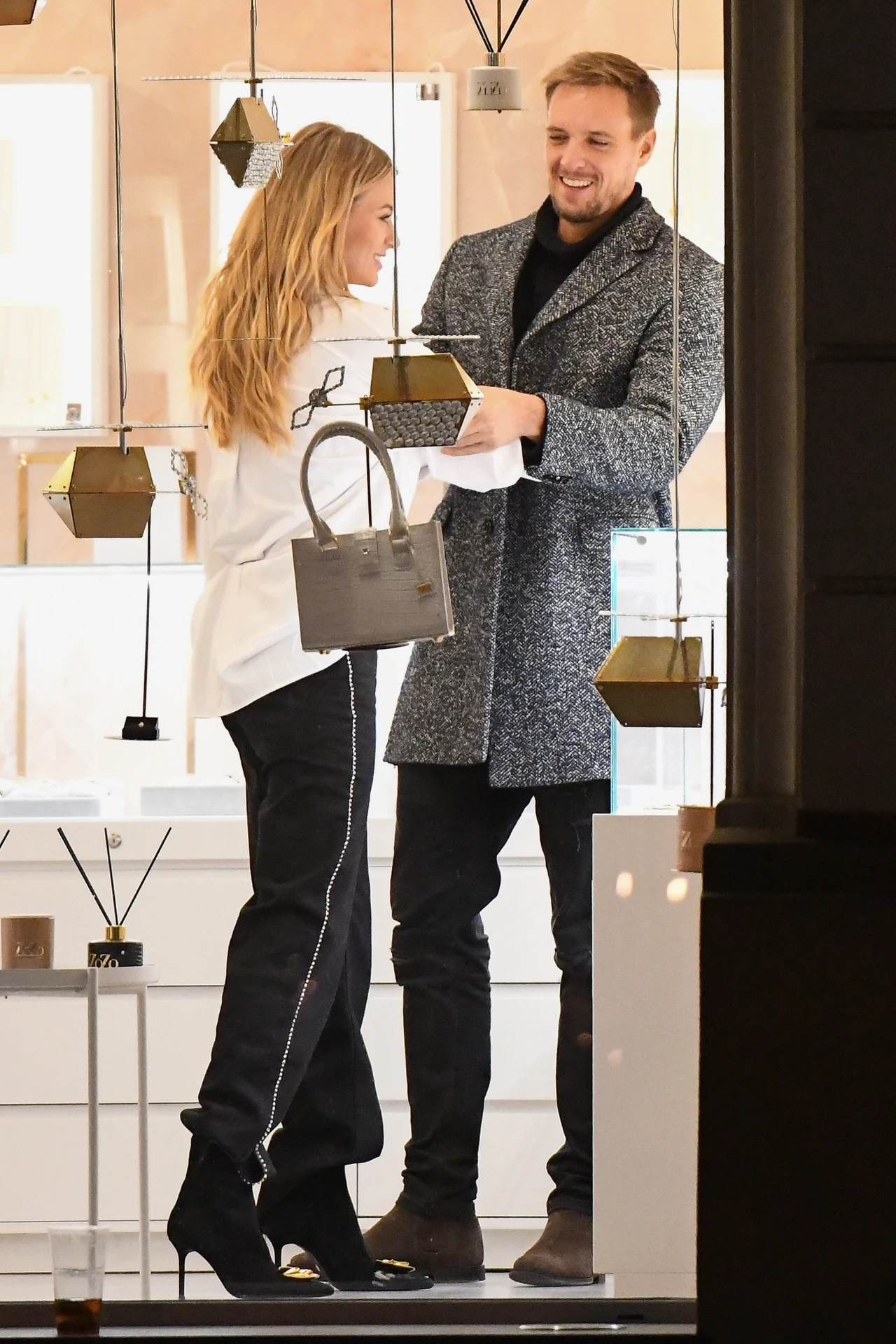 Zakochani bardzo cieszyli się, że już za moment wybiorą tak ważną dla nich obojga biżuterię Zakochani bardzo cieszyli się, że już za moment wybiorą tak ważną dla nich obojga biżuterię