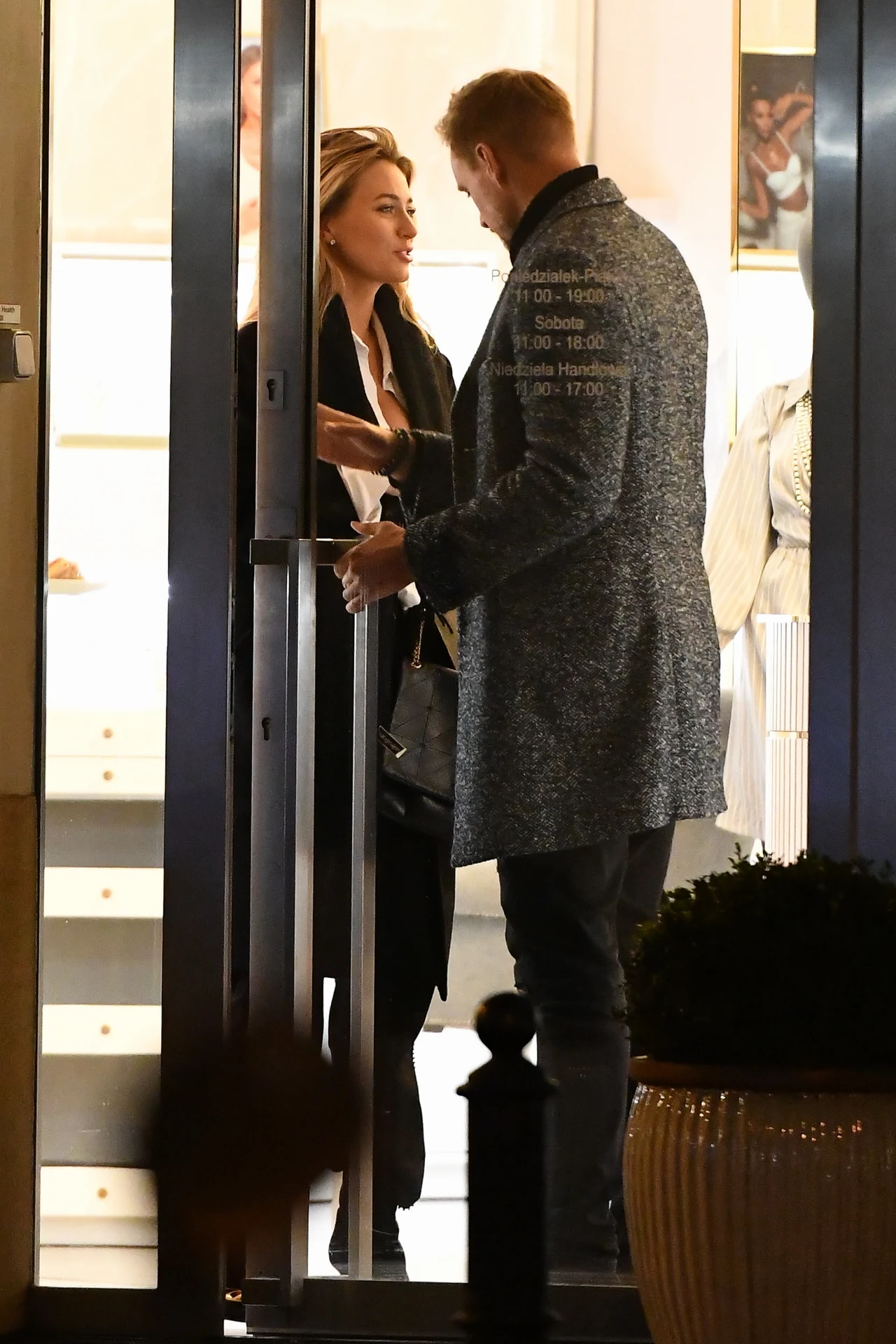 Po długich zakupach Marcelina Zawadzka i Max Gloeckner opuścili salon Po długich zakupach Marcelina Zawadzka i Max Gloeckner opuścili salon