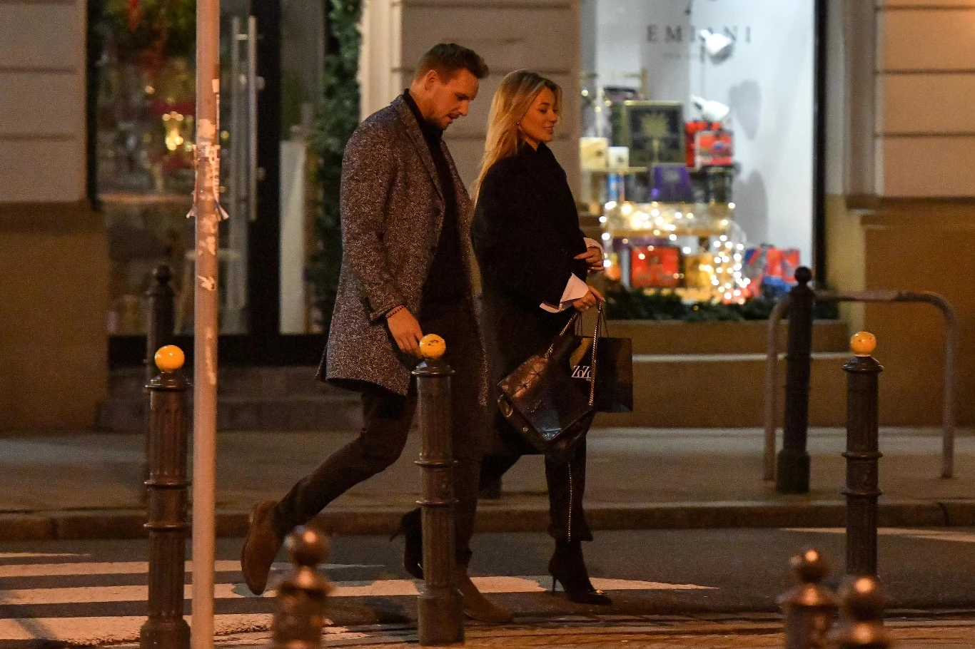 Zakochani z niewielką torebką ruszyli do domu Zakochani z niewielką torebką ruszyli do domu