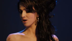 Marisa Abela jako Amy Winehouse w filmie "Back to Black"