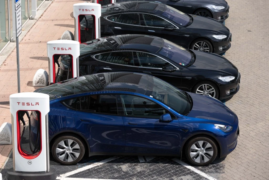 Rośnie popyt na modele Tesli. Musk odpowiada obniżką cen