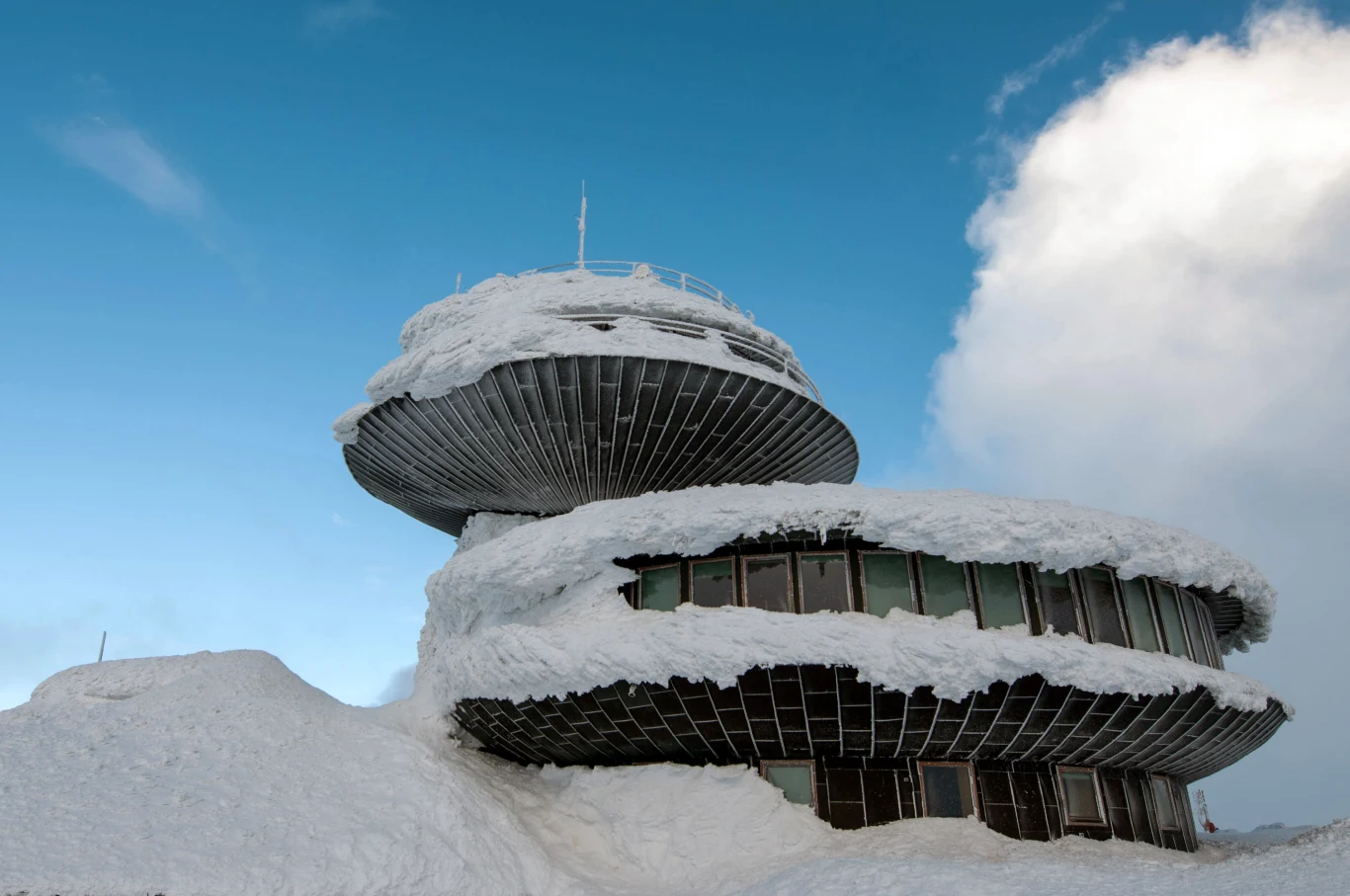 Tak z reguły wygląda zimą obserwatorium IMGW na Śnieżce. Z biegiem lat przez zmiany klimatu taki widok będzie coraz rzadszy Tak z reguły wygląda zimą obserwatorium IMGW na Śnieżce. Z biegiem lat przez zmiany klimatu taki widok będzie coraz rzadszy