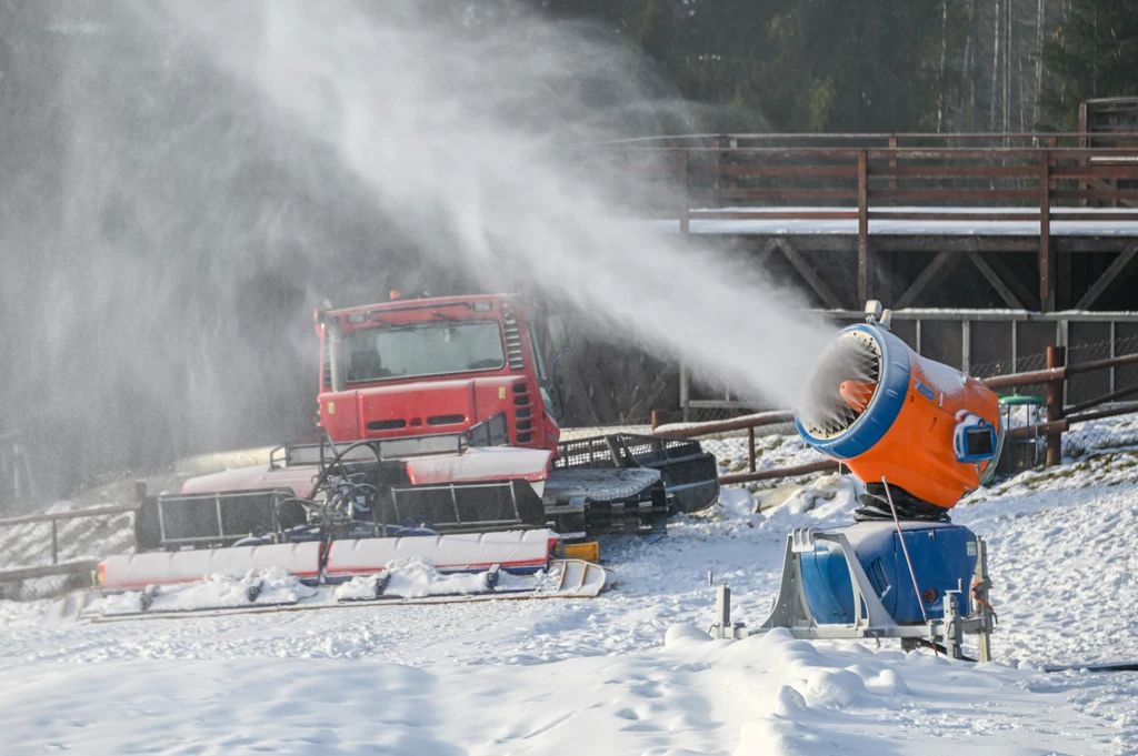 Podczas ferii zimowych na stokach narciarskich armatki śnieżne będą częstym widokiem. Trzeba jednak pamiętać, że pobierają one dużo wody, a w Polsce mamy suszę hydrologiczną