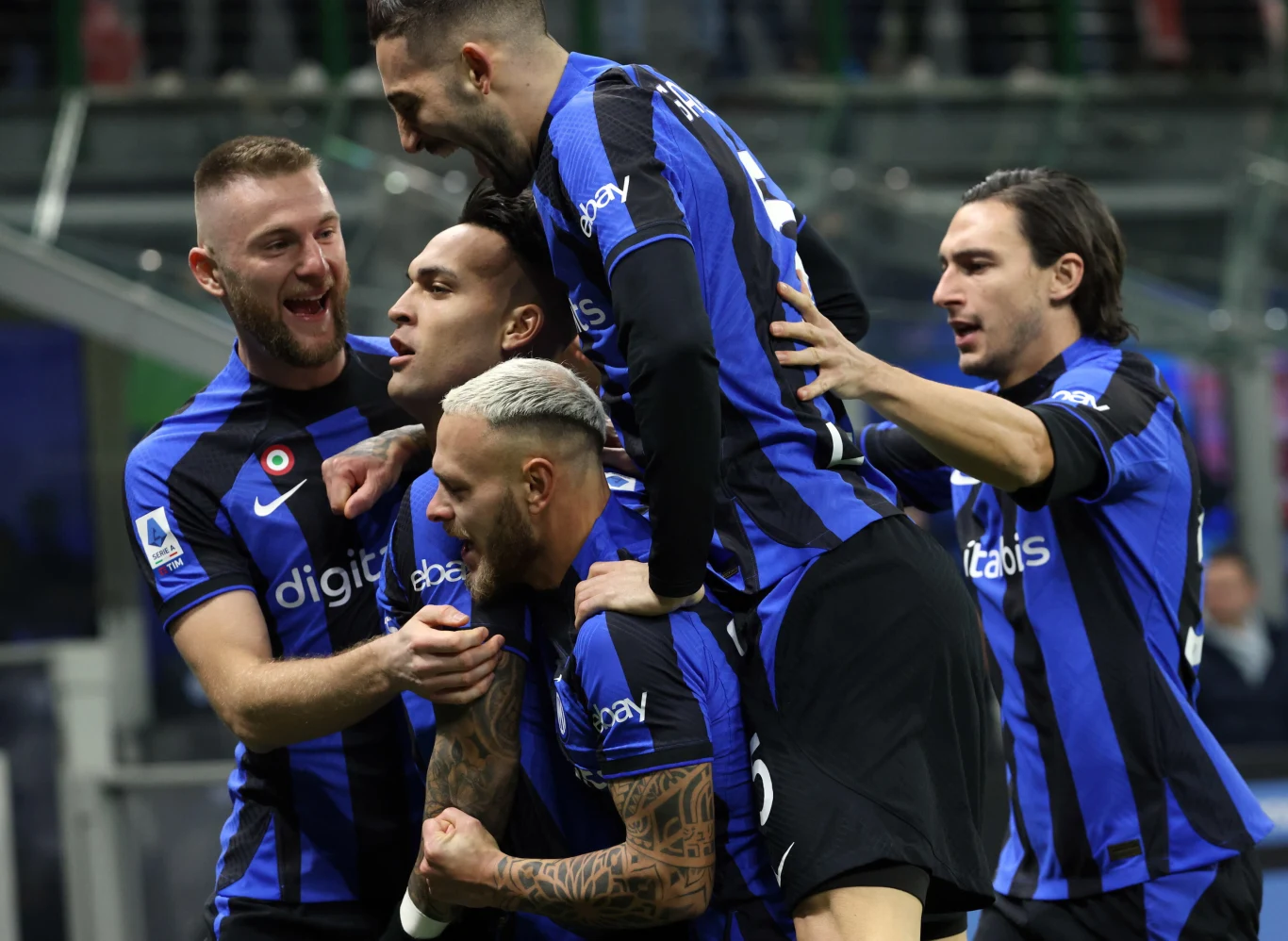Lautaro Martinez cieszący się z kolegami z gola, który zapewnił Interowi wygraną nad Hellasem Werona Lautaro Martinez cieszący się z kolegami z gola, który zapewnił Interowi wygraną nad Hellasem Werona