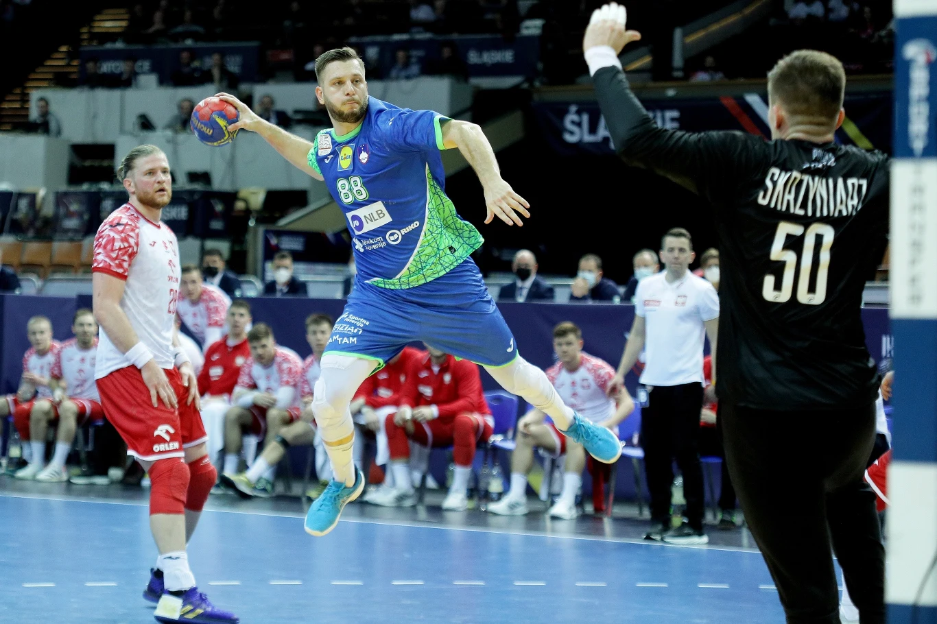 Maciej Gębala przygląda się akcji Aleksa Vlaha