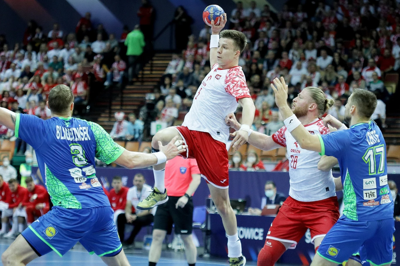 W akcji Michał Olejniczak, obok - Maciej Gębala