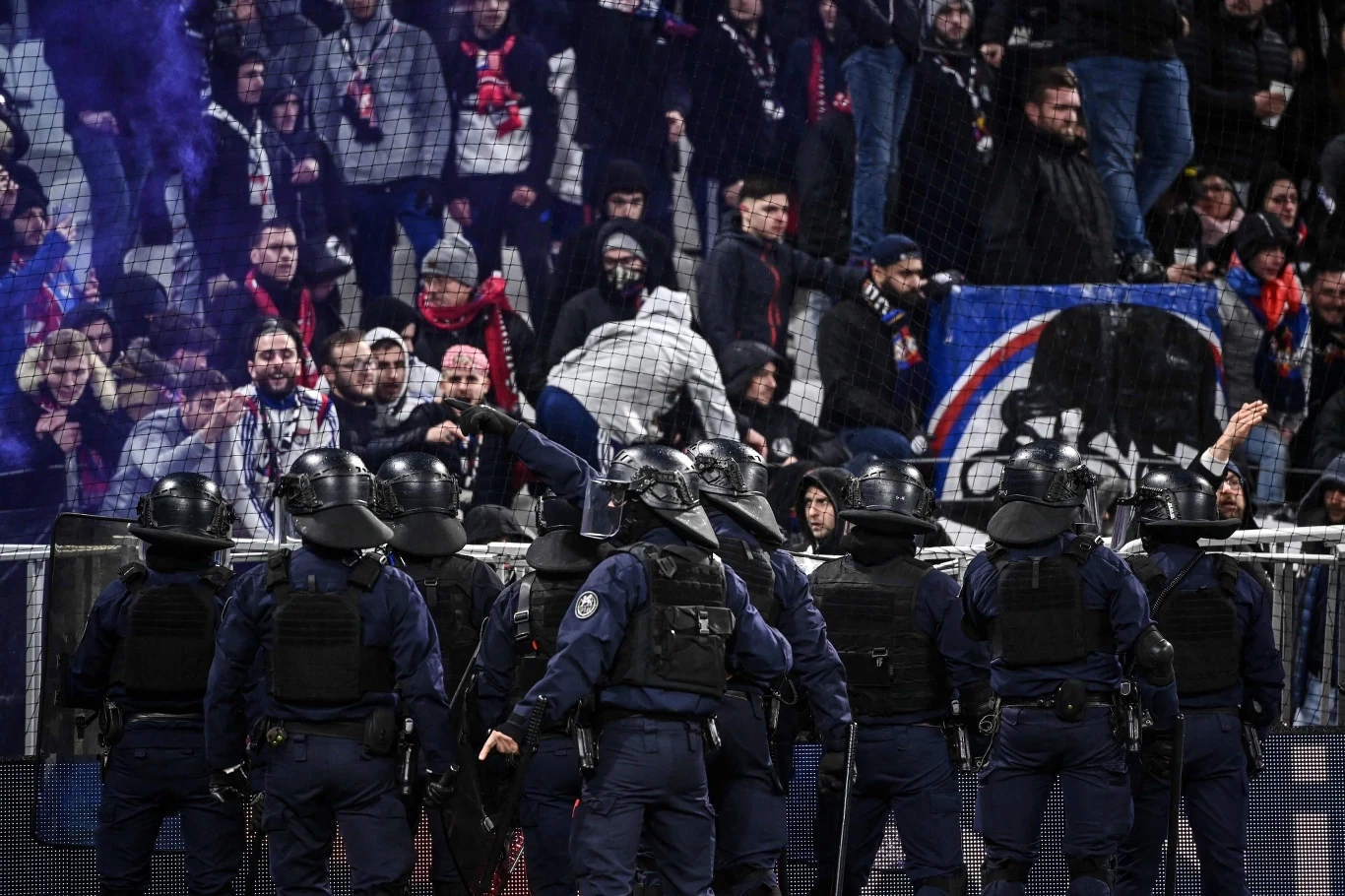 Wściekli kibice Olympique`u Lyon dawali temu upust w trakcie meczu ze Strasbourgiem