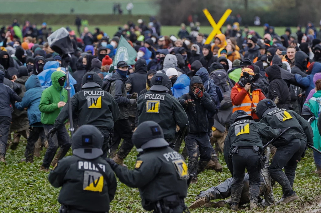 Starcie policji z protestującymi aktywistami Starcie policji z protestującymi aktywistami