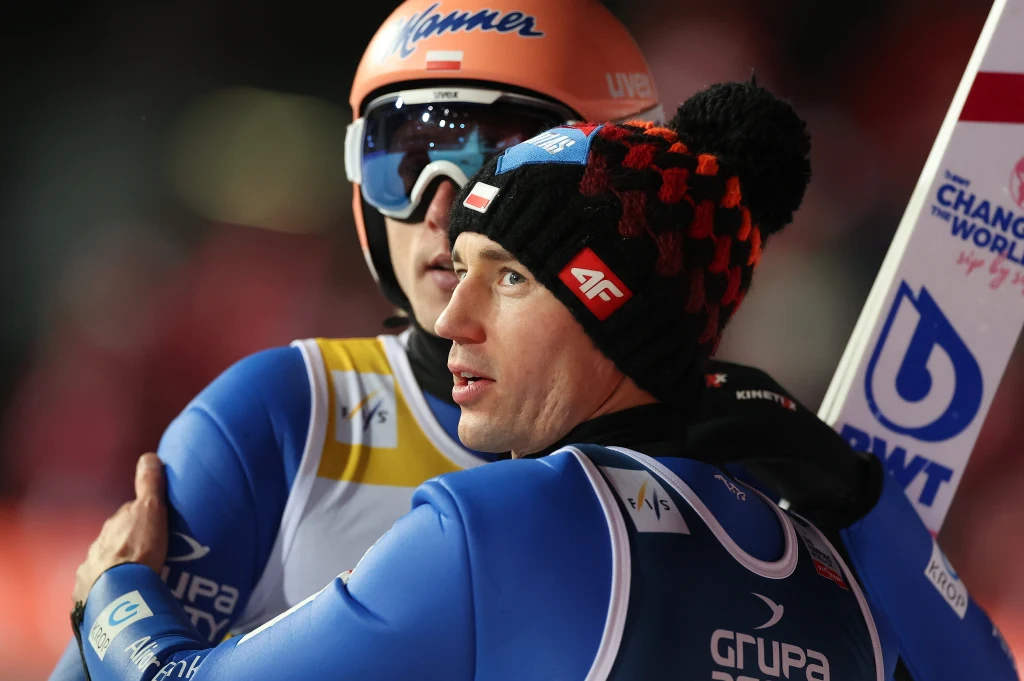 Kamil Stoch (na pierwszym palnie) tym razem nie stanął na podium pucharowych zawodów w Zakopanem Kamil Stoch (na pierwszym palnie) tym razem nie stanął na podium pucharowych zawodów w Zakopanem
